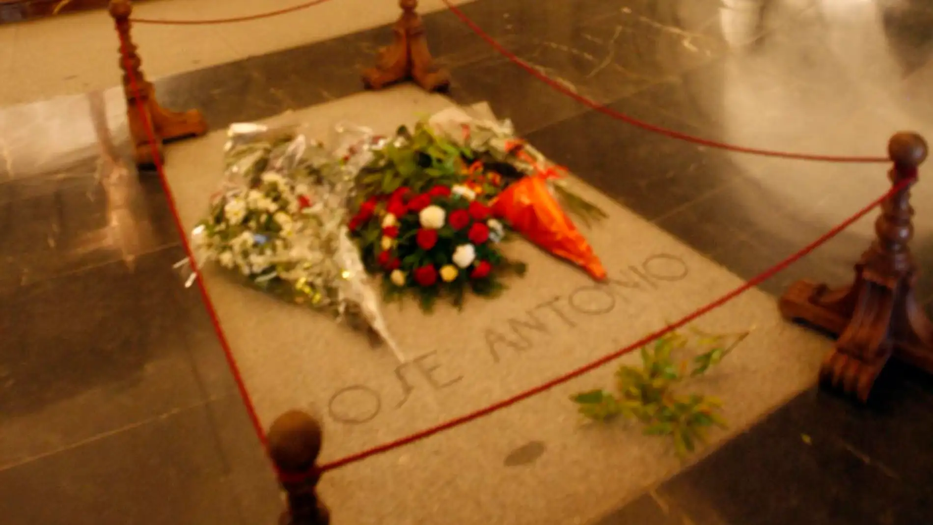 Tumba del fundador de Falange Española, José Antonio Primo de Rivera, en la Basílica del Valle de los Caídos