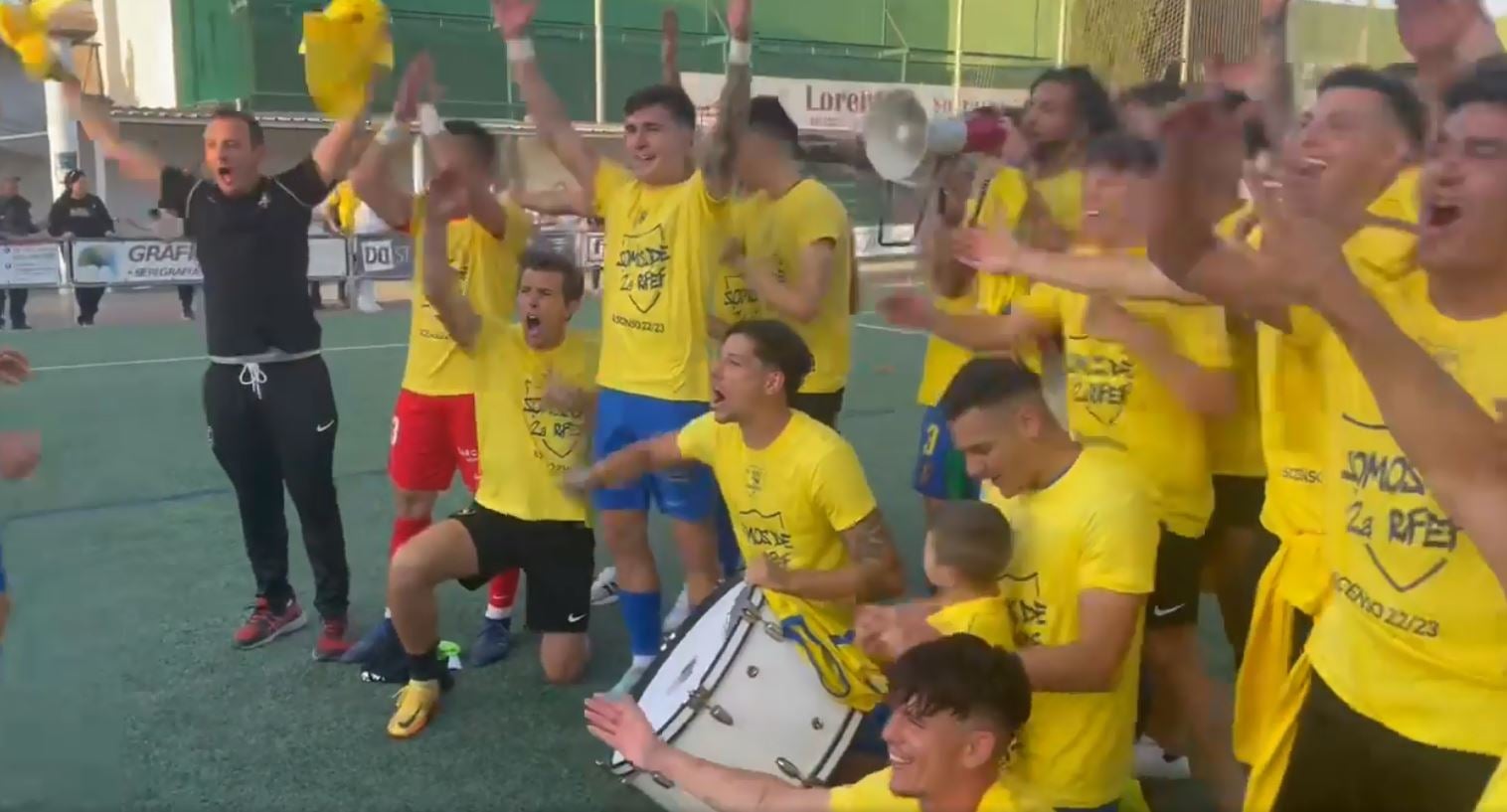 Cientos de aficionados escorpiones festejan con el Orihuela CF su ascenso a Segunda RFEF Cientos de aficionados escorpiones festejan con el Orihuela CF su ascenso a Segunda RFEF