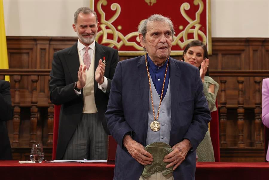 Rafael Cadenas recibe el Cervantes: "Es urgente defender la democracia de todo lo que la acecha" Rafael Cadenas recibe el Cervantes: "Es urgente defender la democracia de todo lo que la acecha"