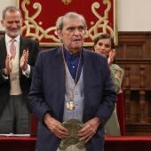 El escritor Rafael Cadenas tras recibir de manos de los reyes Felipe y Letizia, el Premio Cervantes
