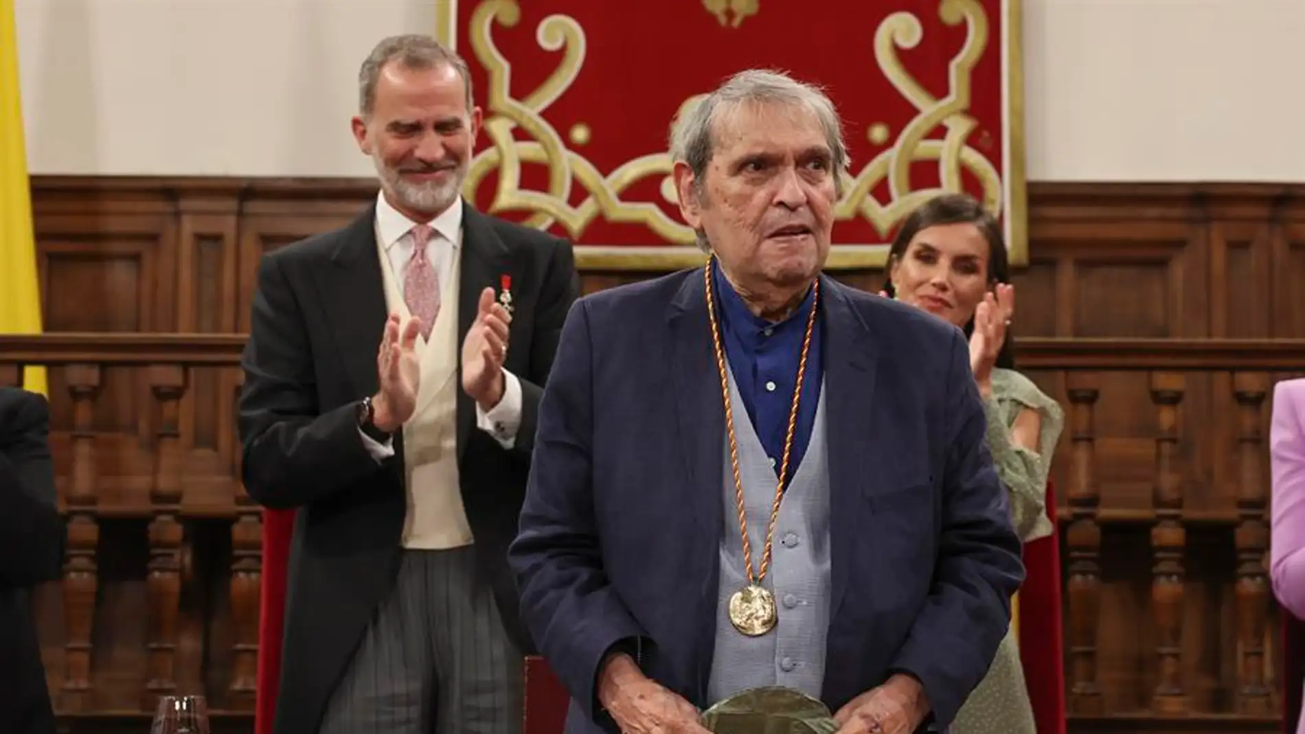 El escritor Rafael Cadenas tras recibir de manos de los reyes Felipe y Letizia, el Premio Cervantes/ EFE/ Ballesteros POOL