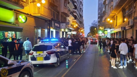 Dotaciones de la Policía Local junto al establecimiento de ocio desalojado.