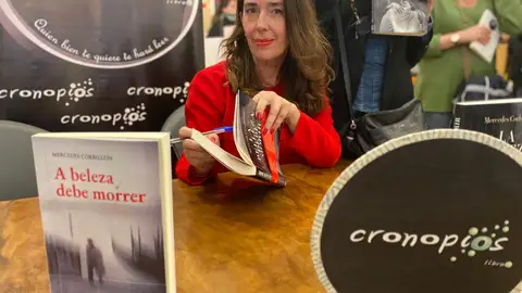 Mercedes Corbillón presentando su novela "La Belleza debe morir" Set de radio instalado en la librería Cronopios de Pontevedra