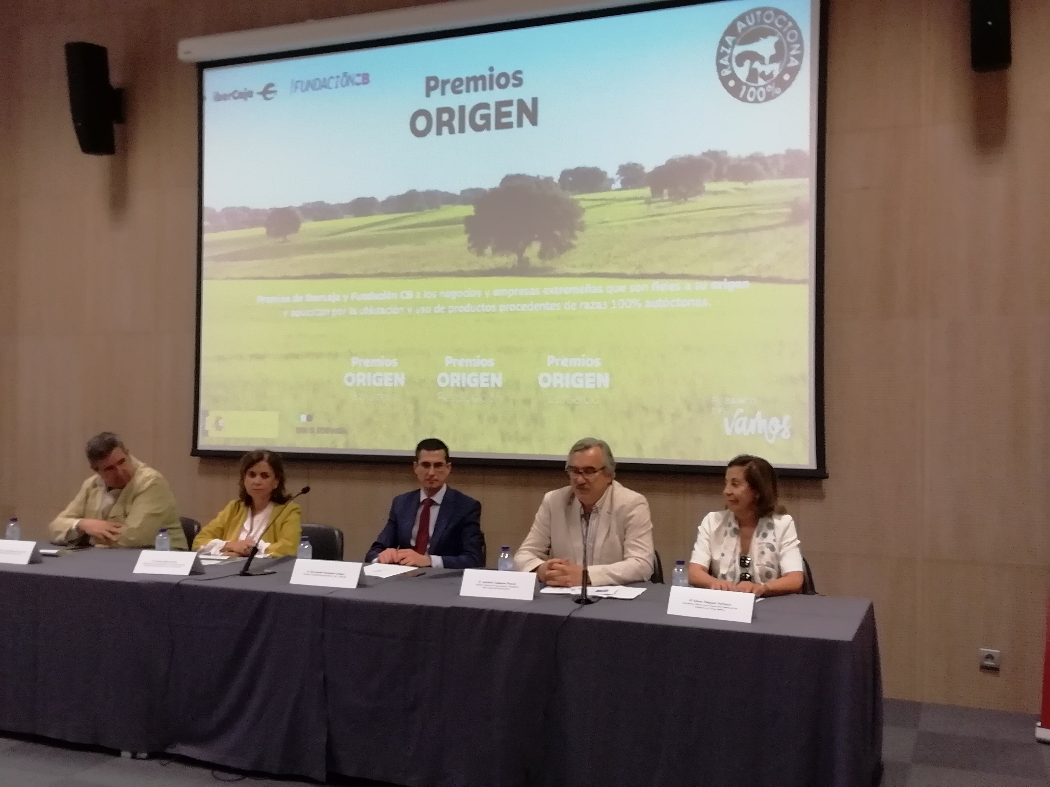 Ibercaja y Fundación CB ponen en marcha los Premios Origen que galardonarán las razas ganaderas cien por cien autóctonas de Extremadura Ibercaja y Fundación CB ponen en marcha los Premios Origen que galardonarán las razas ganaderas cien por cien autóctonas de Extremadura