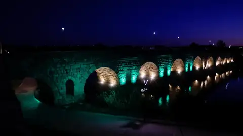 Monumentos de Mérida y el ayuntamiento se iluminan este miércoles en verde y naranja por el Día de Fibrosis Quística Monumentos de Mérida y el ayuntamiento se iluminan este miércoles en verde y naranja por el Día de Fibrosis Quística