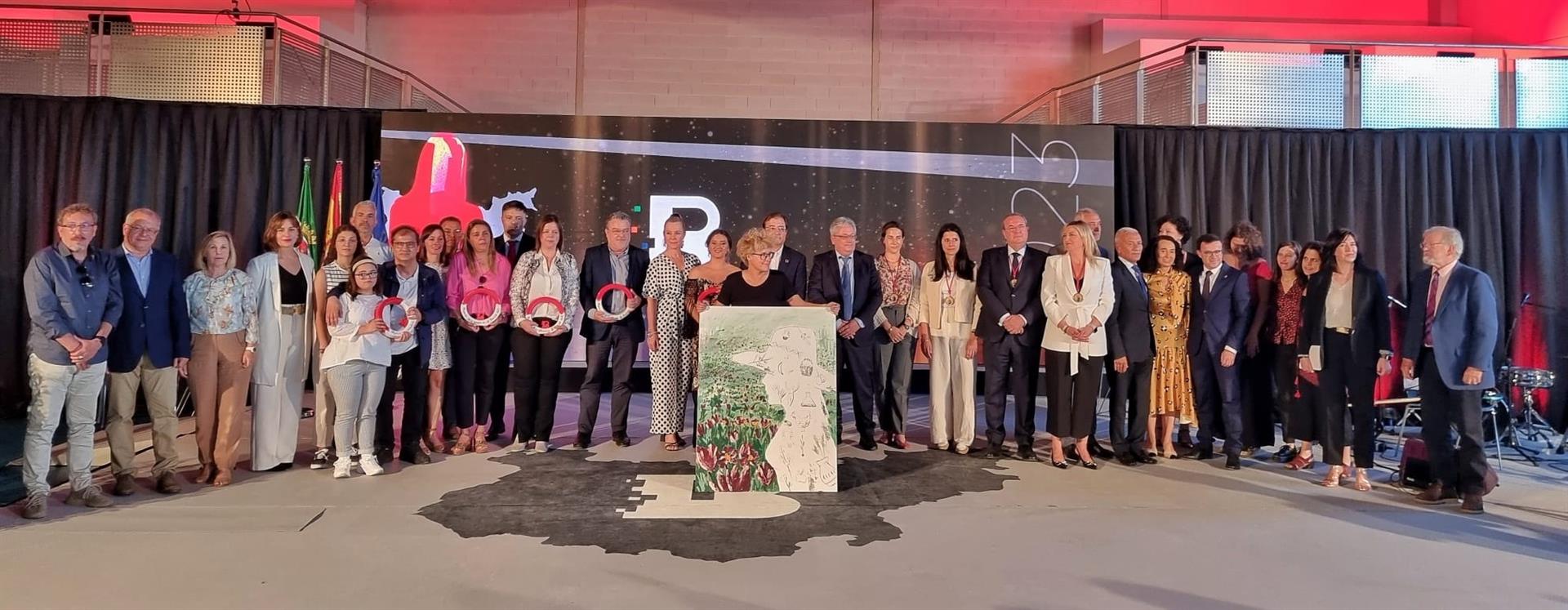 Badajoz reconoce en el Día de la Provincia a Monago, la Asamblea de Extremadura y a las fundadoras de Komvida Badajoz reconoce en el Día de la Provincia a Monago, la Asamblea de Extremadura y a las fundadoras de Komvida