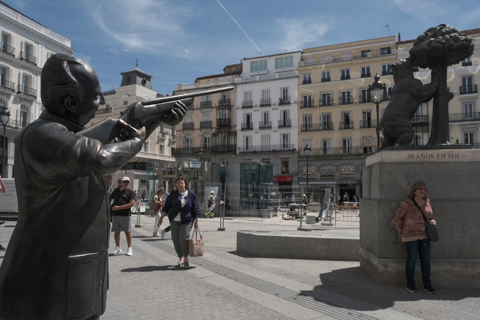 Aparece una escultura del rey emérito apuntando con un rifle al oso de la Puerta del Sol Aparece una escultura del rey emérito apuntando con un rifle al oso de la Puerta del Sol