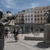Aparece una escultura del rey emérito apuntando con un rifle al oso de la Puerta del Sol 