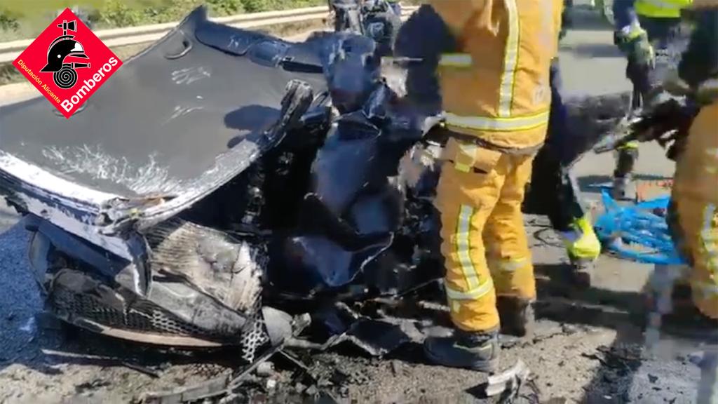 Fallecen dos personas al chocar un automóvil y una furgoneta en Pilar de la Horadada Fallecen dos personas al chocar un automóvil y una furgoneta en Pilar de la Horadada
