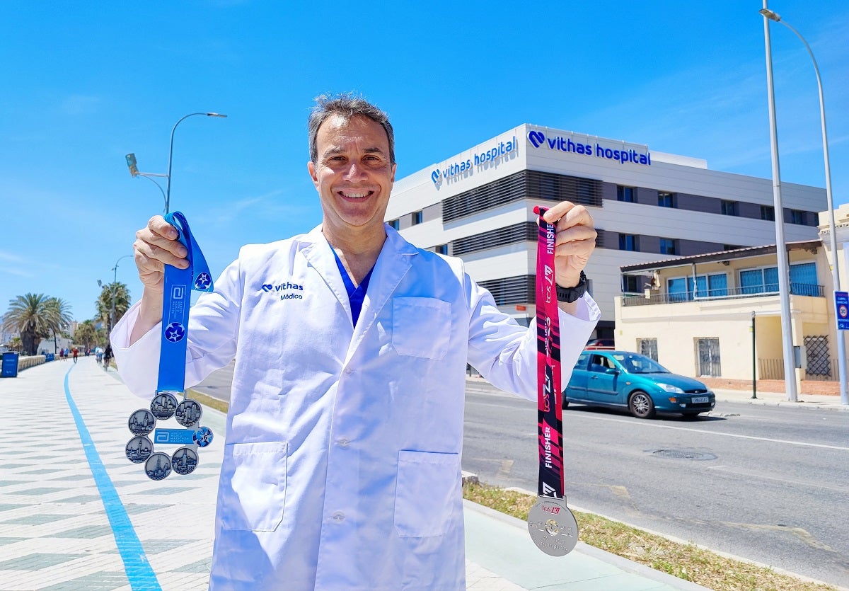 El Dr. Santiago Mera, cirujano general y digestivo de Vithas Málaga, primer médico malagueño en completar los 6 grandes maratones del mundo El Dr. Santiago Mera, cirujano general y digestivo de Vithas Málaga, primer médico malagueño en completar los 6 grandes maratones del mundo