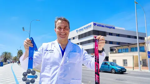 El Dr. Santiago Mera, cirujano general y digestivo de Vithas Málaga, primer médico malagueño en completar los 6 grandes maratones del mundo El Dr. Santiago Mera, cirujano general y digestivo de Vithas Málaga, primer médico malagueño en completar los 6 grandes maratones del mundo