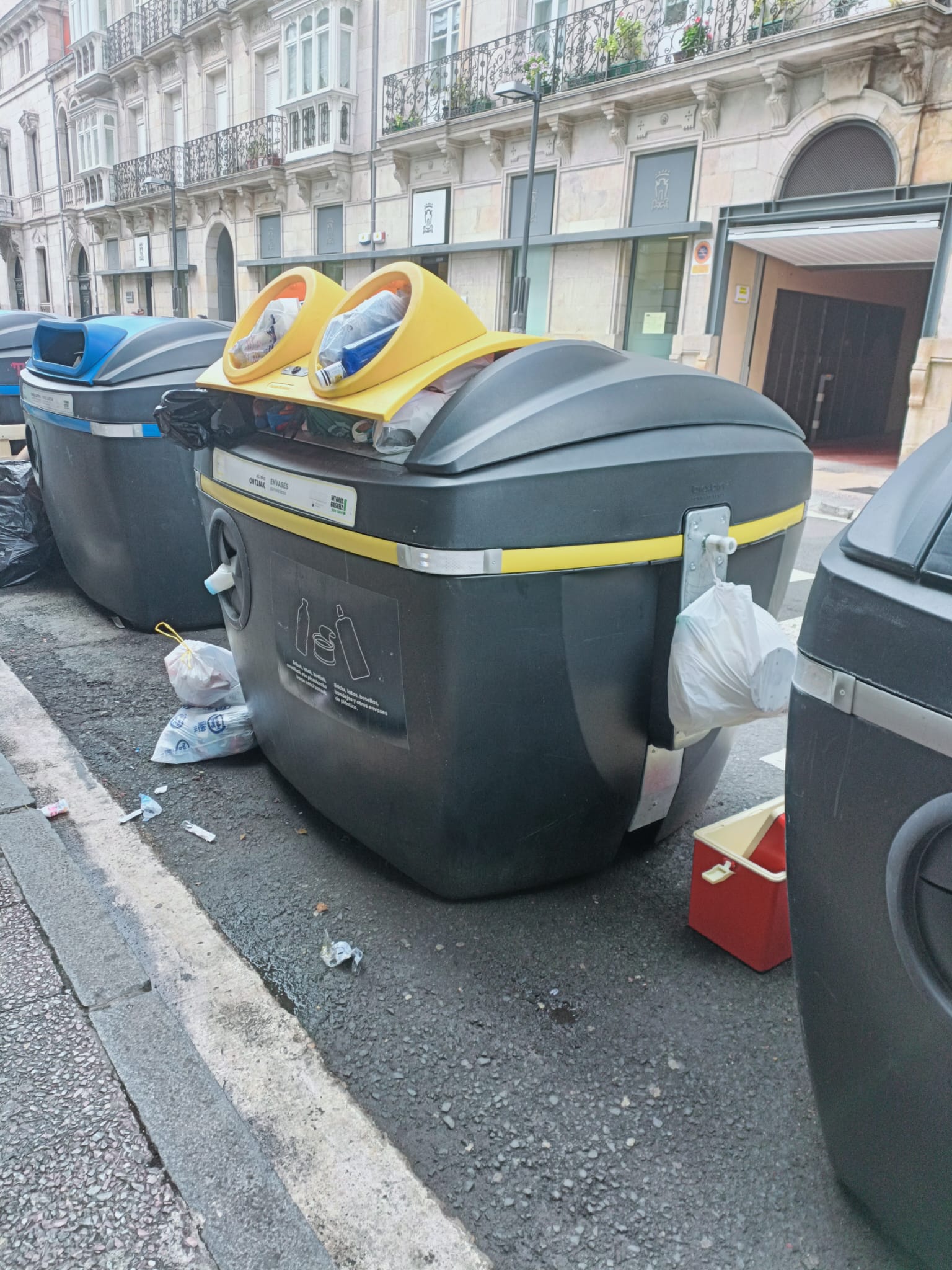 Vitorianos y donostiarras bajan la nota a la limpieza de sus ciudades Vitorianos y donostiarras bajan la nota a la limpieza de sus ciudades