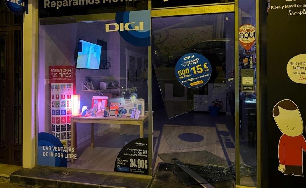 La Policía Local de Elche arresta a un hombre y una mujer por el robo en una tienda de telefonía móvil La Policía Local de Elche arresta a un hombre y una mujer por el robo en una tienda de telefonía móvil