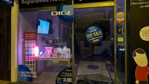 Tienda de telefonía móvil que sufrió el robo en Elche. 