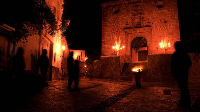 Llega la Noche de los Candiles: magia y fuego en Almócita Llega la Noche de los Candiles: magia y fuego en Almócita