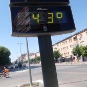 En la imagen de archivo, un termómetro marca 43 grados, en la rotonda Norte de Murcia