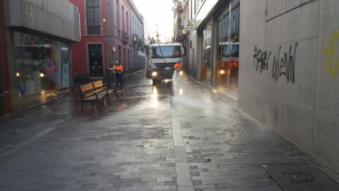 Las Palmas de Gran Canaria, entre las ciudades &quot;peor&quot; valoradas por su limpieza viaria, según una encuesta de la OCU.