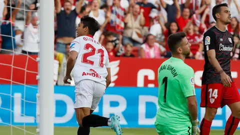 Óliver Torres celebra un tanto ante el Athletic en el Sánchez-Pizjuán. Óliver Torres celebra un tanto ante el Athletic en el Sánchez-Pizjuán.