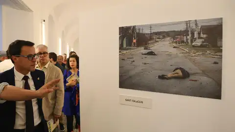 Ángel Sastre muestra en Badajoz la "cruda realidad" de la guerra en Ucrania, con la colaboración de la diputación Ángel Sastre muestra en Badajoz la "cruda realidad" de la guerra en Ucrania, con la colaboración de la diputación