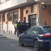 Momento en el que agentes de la Policía Nacional se disponen a entrar en la vivienda Momento en el que agentes de la Policía Nacional se disponen a entrar en la vivienda