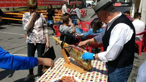 Concurso de corta de jamón en una edición anterior Concurso de corta de jamón en una edición anterior