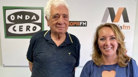 El presidente de la Fundaci&oacute;n Aeron&aacute;utica Mallorquina, Miguel Buades, junto a la periodista Elka Dimitrova en Onda Cero Mallorca