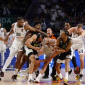 Los jugadores del Partizán se pegan con los jugadores del Real Madrid en el Wizink.