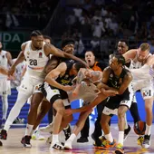 Los jugadores del Partizán se pegan con los jugadores del Real Madrid en el Wizink. Los jugadores del Partizán se pegan con los jugadores del Real Madrid en el Wizink.