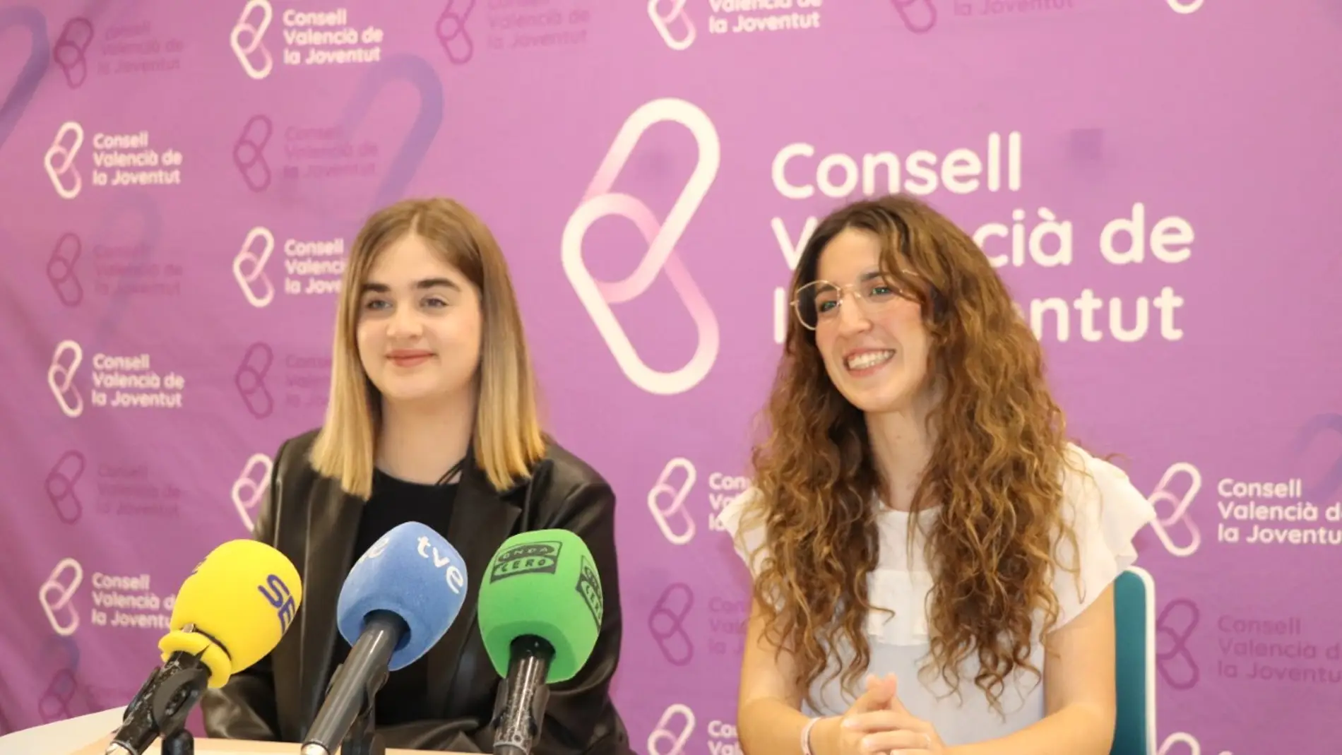 Andrea G. Henry, presidenta del Consejo de la Juventud de España (izq.) y Esther Martínez, vicepresidenta del Consell Valencià de la Joventut (dcha.).