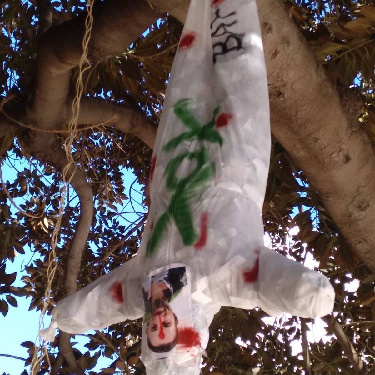 Condenado a ocho meses de prisión por colgar de un árbol un muñeco de Abascal con varios tiros simulados en Castellón Condenado a ocho meses de prisión por colgar de un árbol un muñeco de Abascal con varios tiros simulados en Castellón