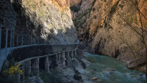 Pasarelas sobre el Río Vero en Alquezar Pasarelas sobre el Río Vero en Alquezar