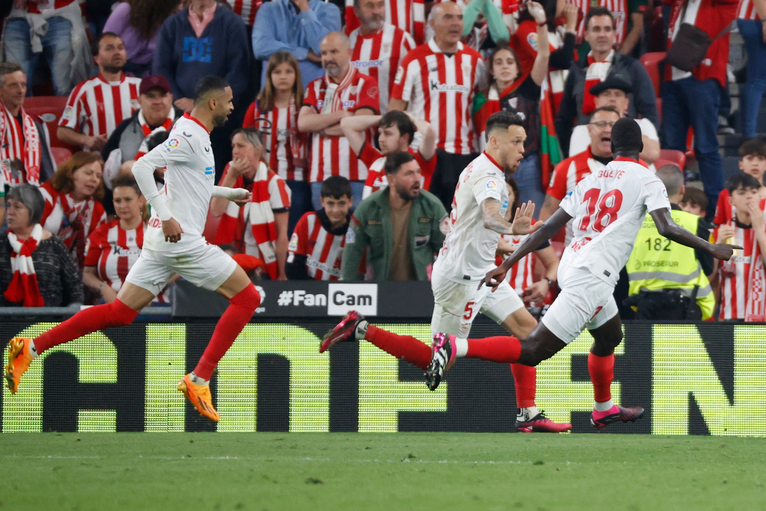 Ocampos inventa otro triunfo sevillista en el descuento Ocampos inventa otro triunfo sevillista en el descuento