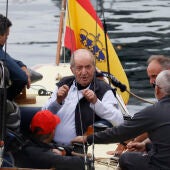 El rey emérito, Juan Carlos I, al salir a navegar en Sanxenxo en su última visita.