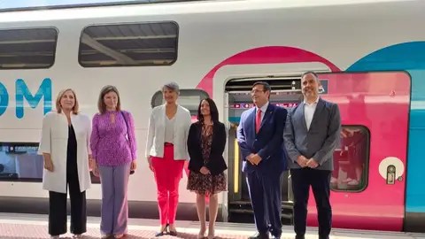 Los responsables institucionales y de Ouigo en el primer viaje inaugural a su llegada a Alicante Los responsables institucionales y de Ouigo en el primer viaje inaugural a su llegada a Alicante