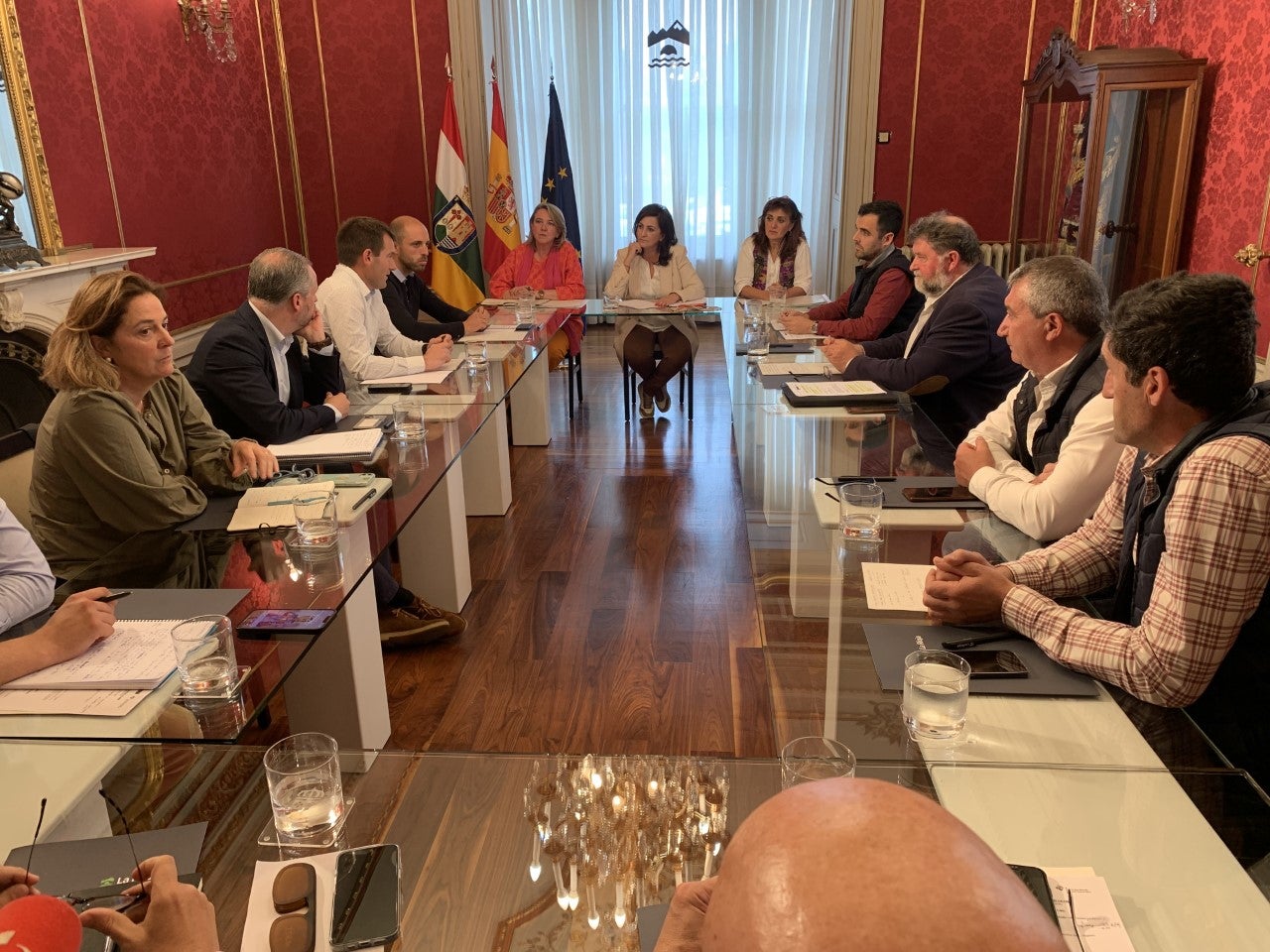 El sector del vino explota y denuncia la "falta de concreción" de Andreu El sector del vino explota y denuncia la "falta de concreción" de Andreu