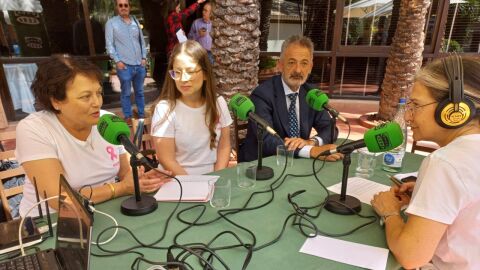 Representantes de AMACMEC con el director general de Port Hotels, Rafael Blanquer y Mayte Vilaseca