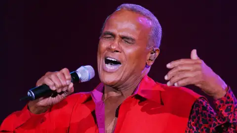 El cantante Harry Belafonte Territorio comanche: homenaje a Harry Belafonte