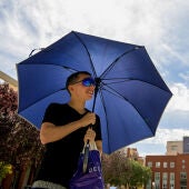 Un joven se protege del sol con un paraguas en Ciudad Real