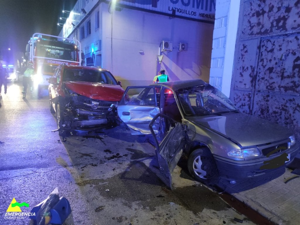 Una mujer fue rescatada del interior de su vehículo tras una colisión en Tomelloso Una mujer fue rescatada del interior de su vehículo tras una colisión en Tomelloso