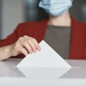 Imagen de archivo de una persona votando
