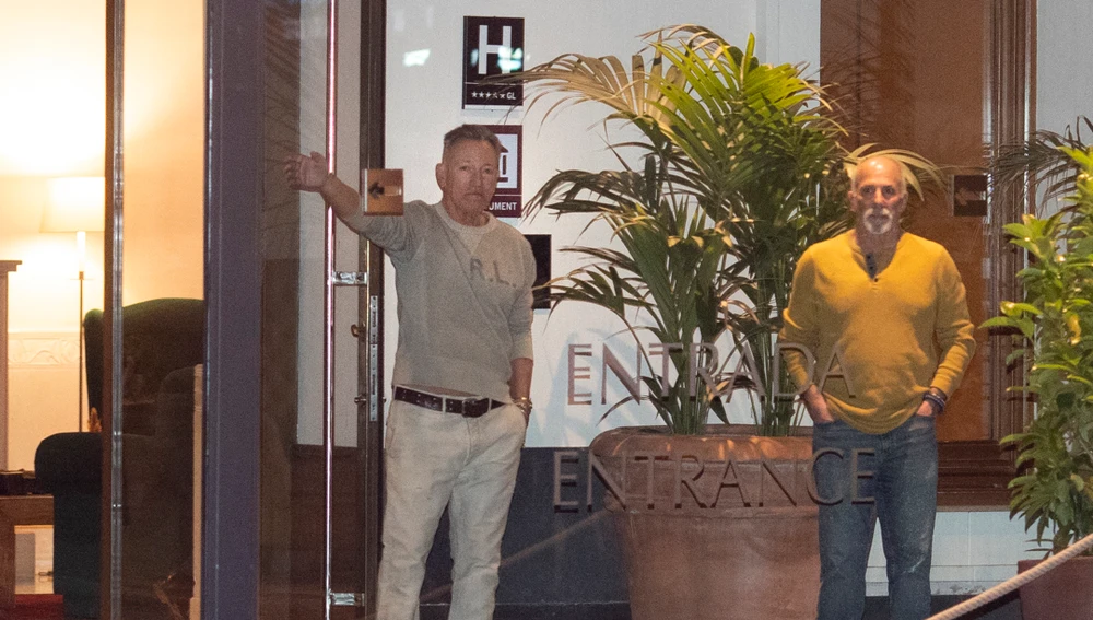 Bruce Springsteen saluda a sus seguidores en la puerta del Gran Hotel Florida de Barcelona/ EFE/Marta Pérez