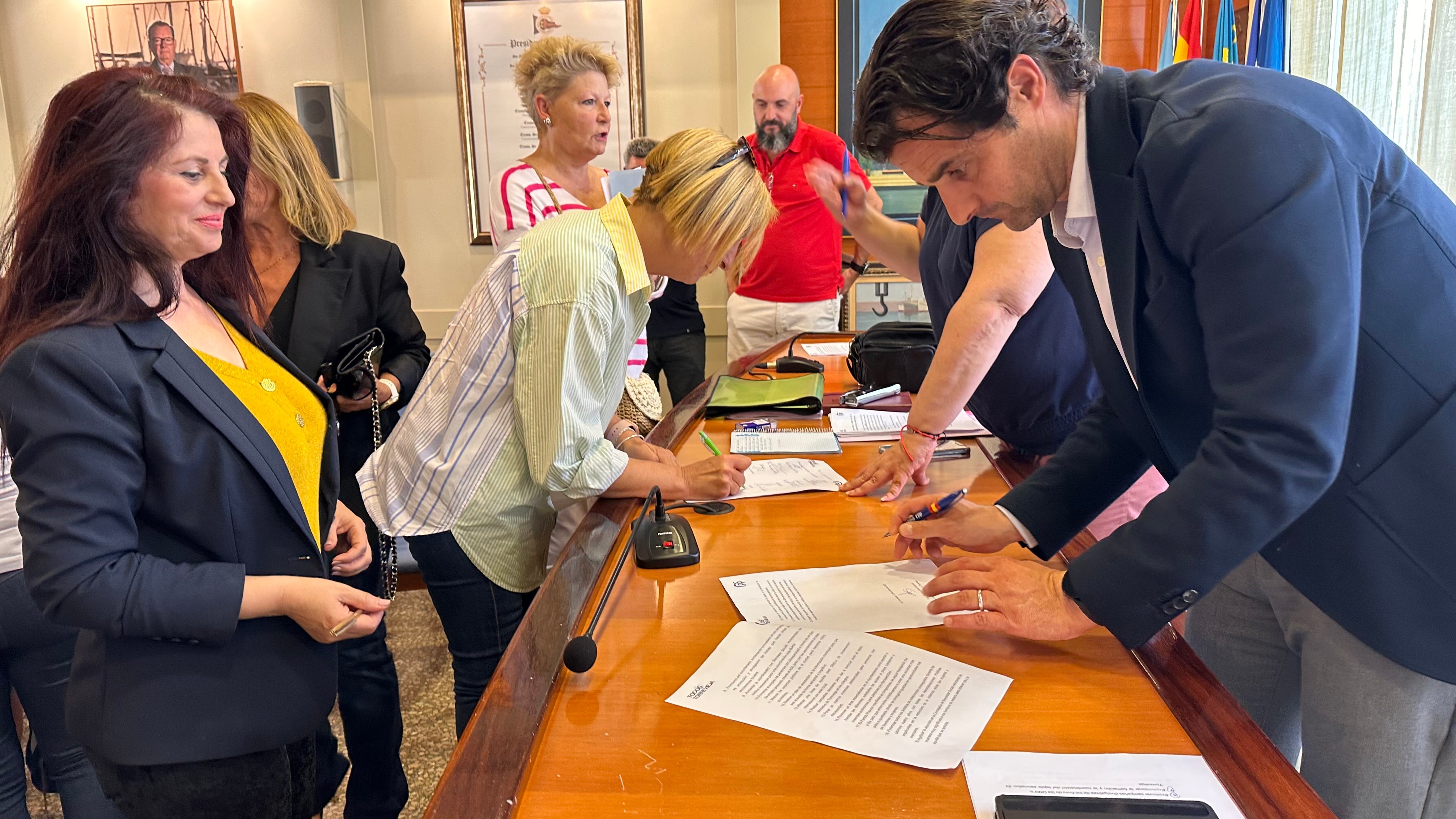 Eduardo Dolón (PP) firma un nuevo contrato electoral con 24 ONG de Torrevieja Eduardo Dolón (PP) firma un nuevo contrato electoral con 24 ONG de Torrevieja