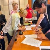 Eduardo Dolón (PP) firma un nuevo contrato electoral con 24 ONG de Torrevieja