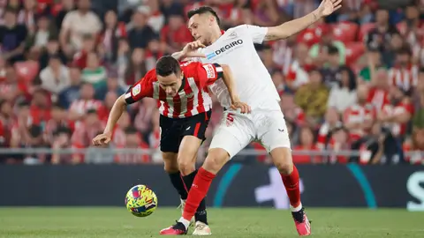 Ander Herrera y Lucas Ocampos luchan por el balón. Ander Herrera y Lucas Ocampos luchan por el balón.