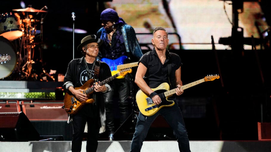 El m&uacute;sico y cantante estadounidense Bruce Springsteen durante el concierto que ha ofrecido este viernes en el Estadio Ol&iacute;mpico de Barcelona.
