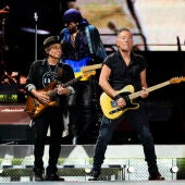 El músico y cantante estadounidense Bruce Springsteen durante el concierto que ha ofrecido este viernes en el Estadio Olímpico de Barcelona.