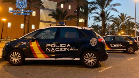 Vehículos de la Policía Nacional estacionados junto a la Comisaría de Elche.