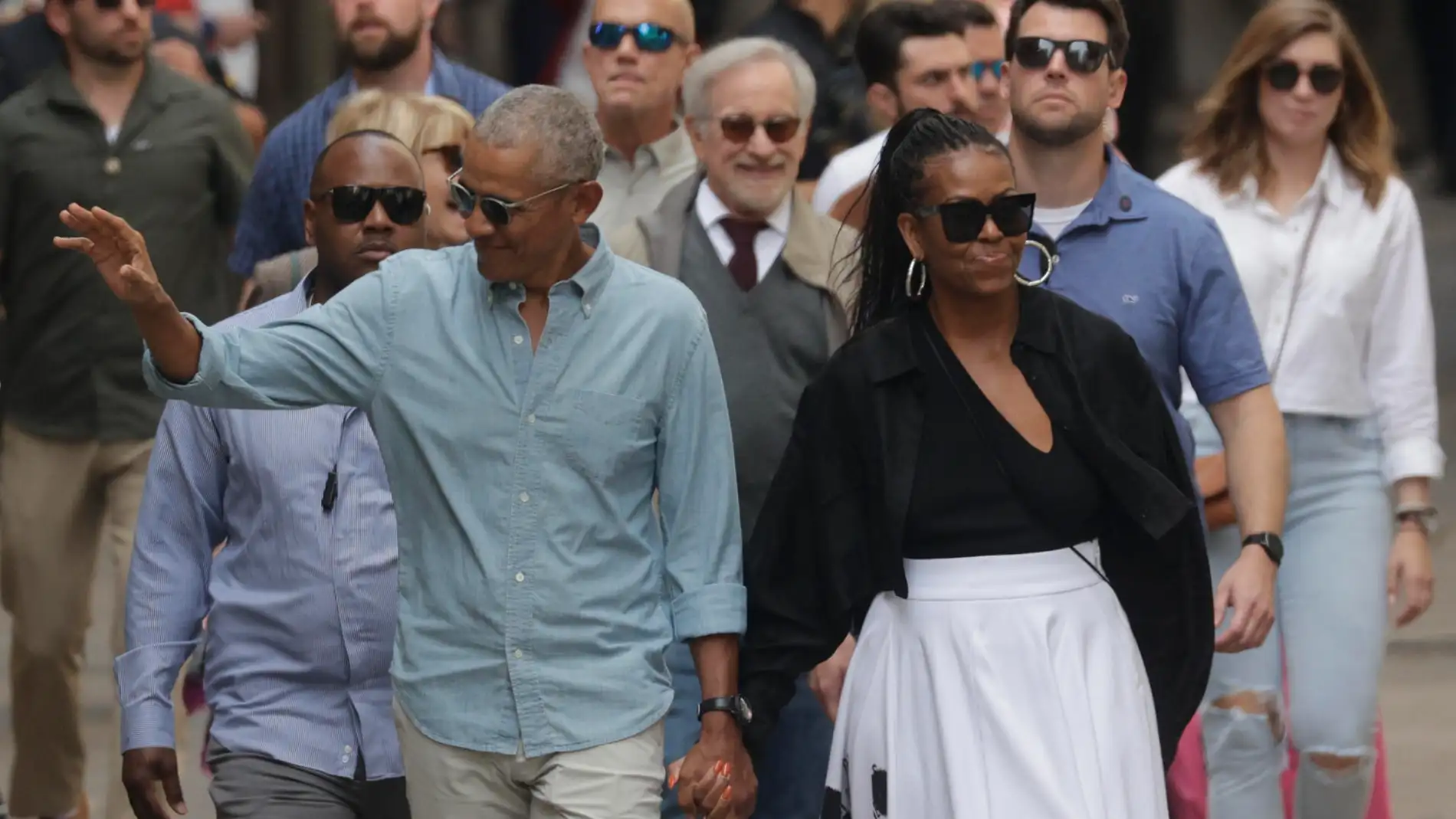 Barack Obama y Michelle Obama saliendo del MOCO Museum de Barcelona