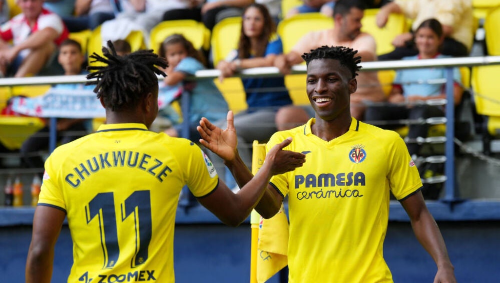 Nicolas Jackson y Samu Chukwueze celebran un gol al Celta