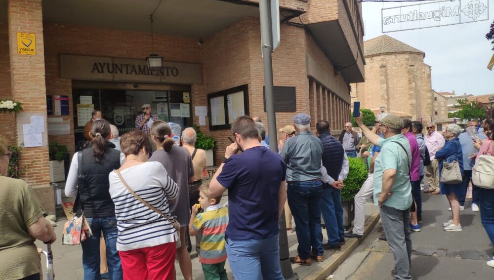 Los vecinos han protestado frente al Ayuntamiento de Miguelturra 